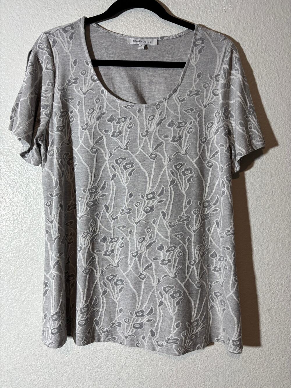 Rose + Olive Women's Size L Gray Embroidered Floral Scoop Neck Short Sleeve Top